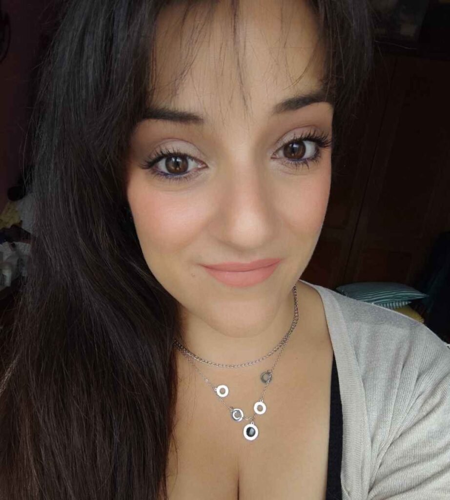 Jessica Berhouet, influencer y creadora de contenido UGC, mostrando su estilo único.
