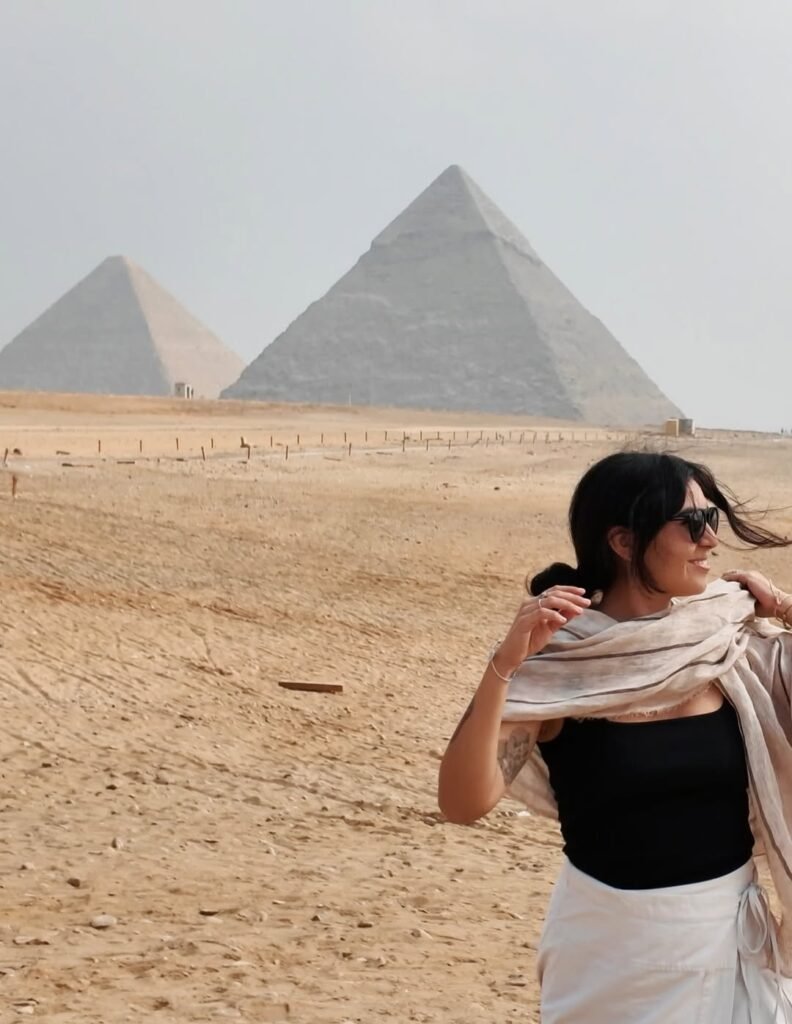 Fatima del Pilar posando frente a las majestuosas pirámides de Egipto, con un look relajado y elegante.