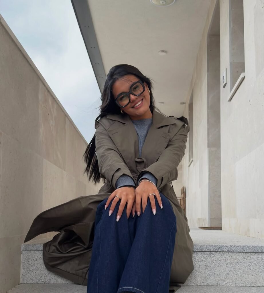 Gabriela Duarte posando con abrigo y gafas, colaboradora de la Agencia de marketing digital Brilla Influencers y Comunicación