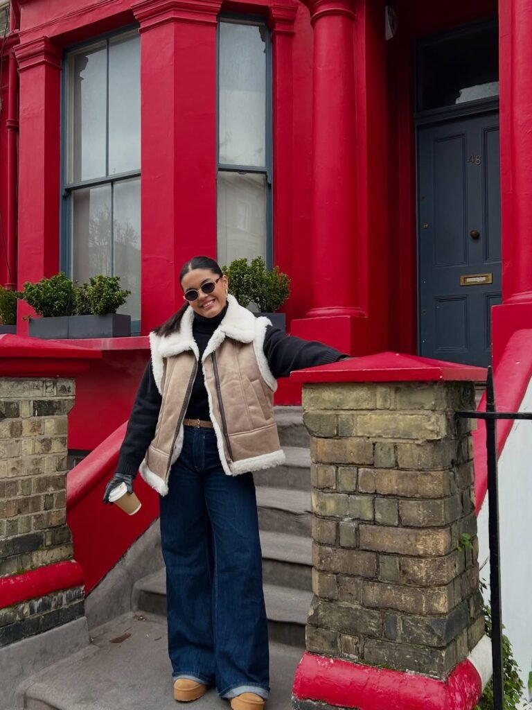 Gabriela Duarte posando frente a una casa roja, colaboradora de la Agencia de marketing digital Brilla Influencers y Comunicación
