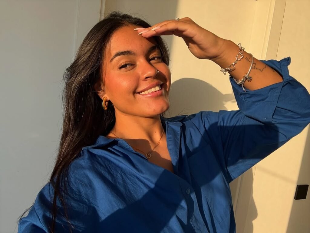 Gabriela Duarte posando con camisa azul, colaboradora de la Agencia de marketing digital Brilla Influencers y Comunicación