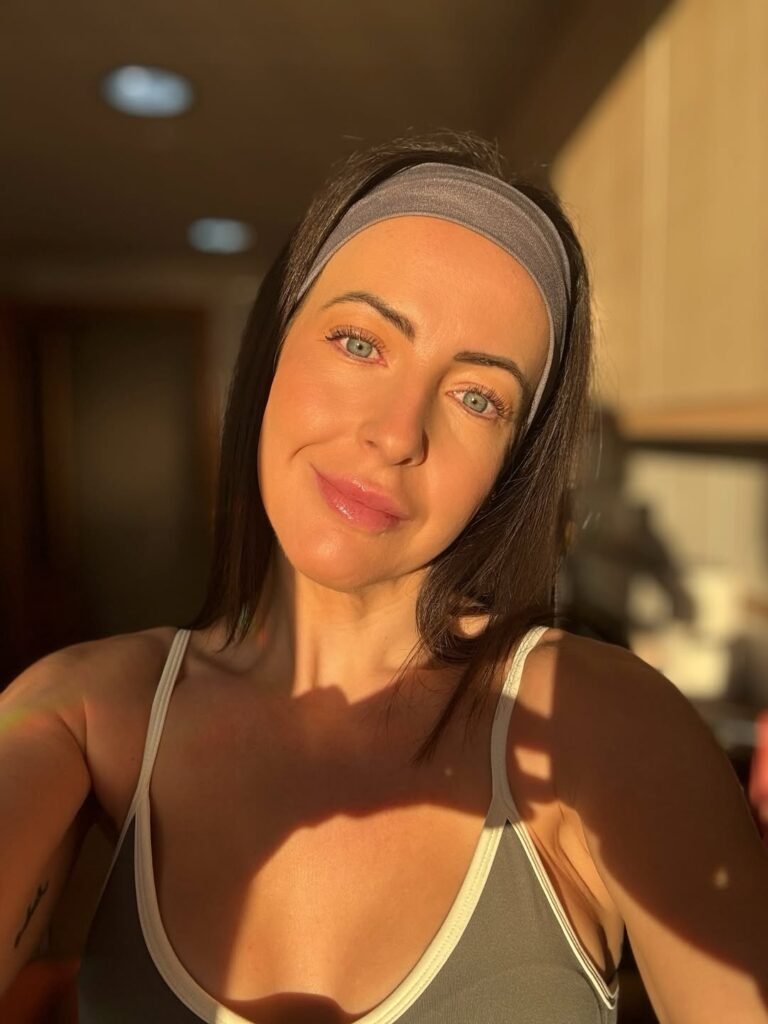 Gema Mascarell con una banda en la cabeza, en colaboración con la Agencia de Marketing Digital Brilla Influencers y Comunicación
