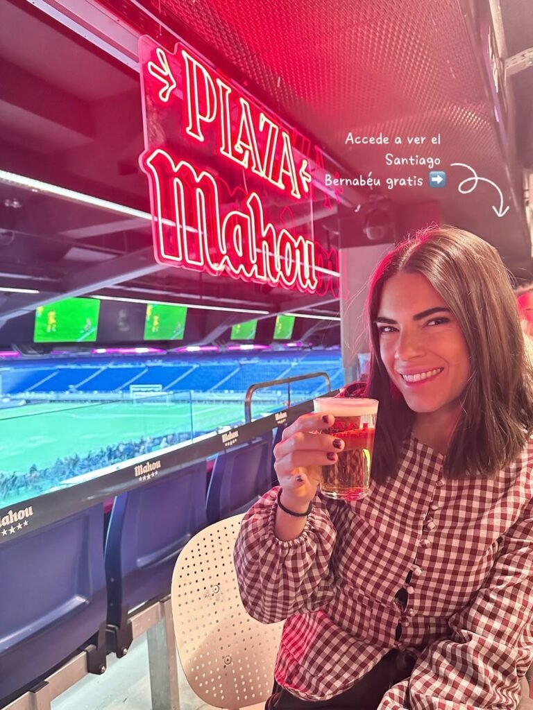 Laura Toledo disfrutando de una cerveza en Plaza Mahou en el Santiago Bernabéu.