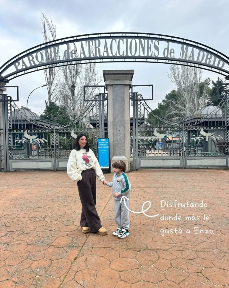 Laura Toledo y su hijo Enzo frente a la entrada del Parque de Atracciones de Madrid, disfrutando de un día en familia.
