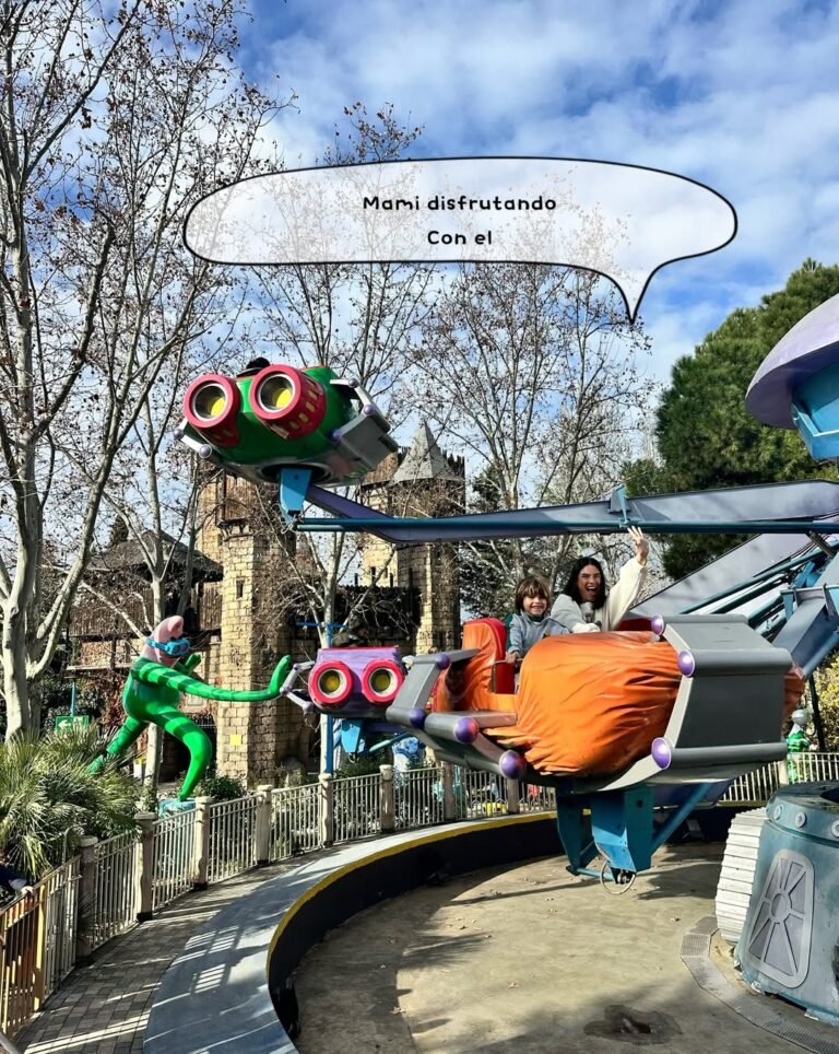 Laura Toledo disfrutando de una atracción en el parque de atracciones con su hijo.