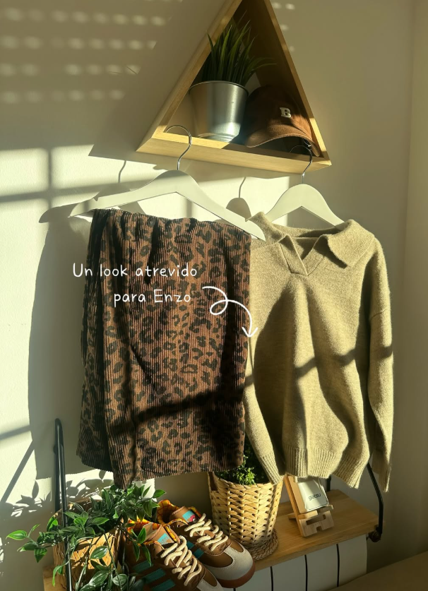 Look atrevido para mujer con pantalón de animal print, suéter beige y zapatillas deportivas coloridas.