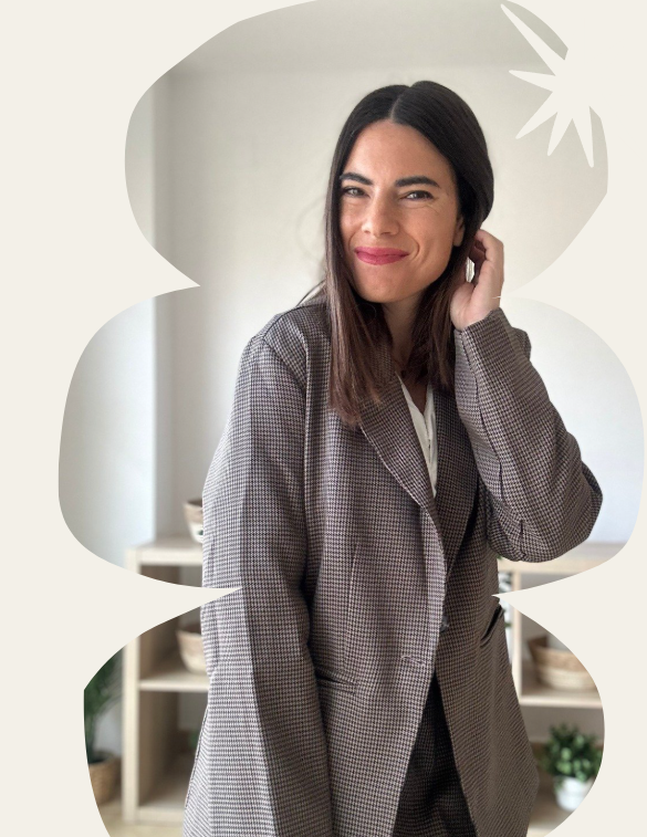 Laura Toledo luciendo una chaqueta de cuadros, con una expresión de confianza y estilo.