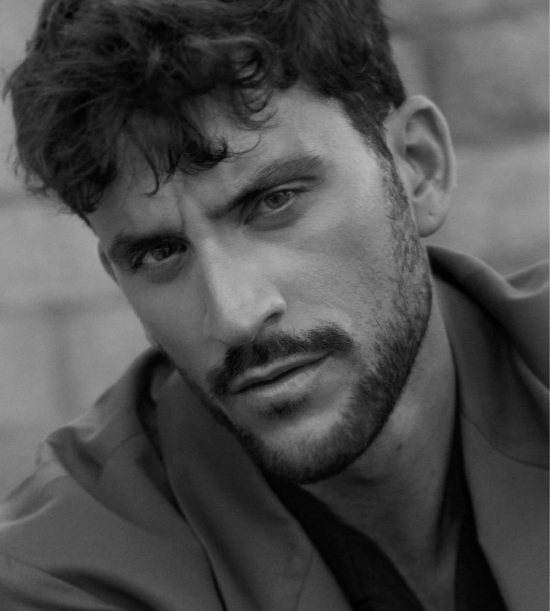 Curro Ávila en retrato en blanco y negro, en colaboración con la Agencia de Marketing Digital Brilla Influencers y Comunicación