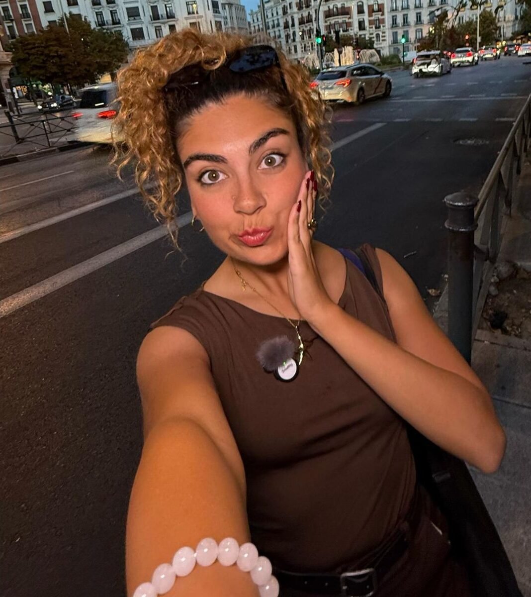 Minerva Pradillo posando al aire libre en una calle de la ciudad, en colaboración con la Agencia de Marketing Digital Brilla Influencers y Comunicación.