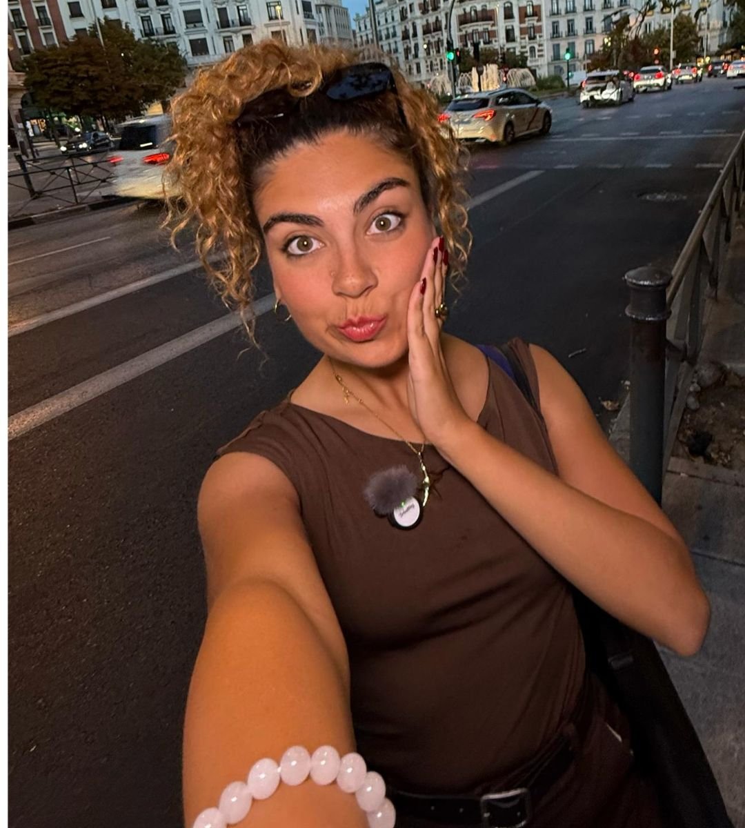 Minerva Pradillo posando al aire libre en una calle de la ciudad, en colaboración con la Agencia de Marketing Digital Brilla Influencers y Comunicación.