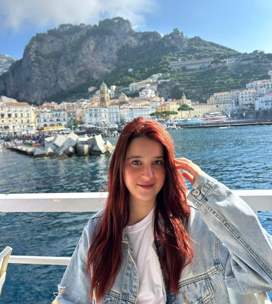 UGC Alba Lucia Navarro en paisaje costero con vistas a Amalfi. Imagen de la Agencia de marketing digital Brilla influencers y Comunicación.
