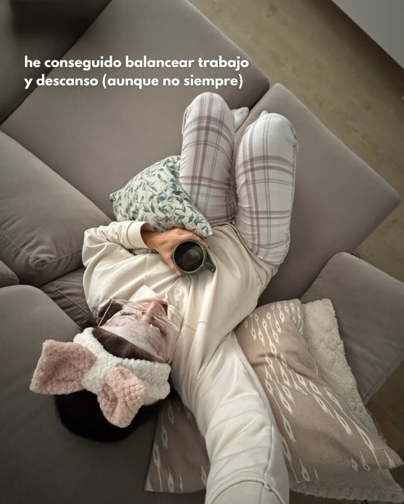 Alba García Diez descansando en el sofá con mascarilla facial y taza en mano, mostrando su relajación en casa.