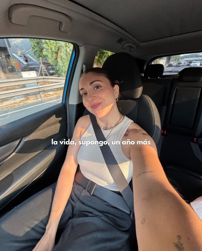 Alba García Diez en el coche, posando sonriente mientras disfruta de un día soleado.