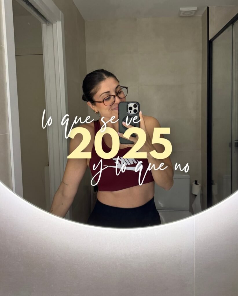 Alba García Diez posando frente al espejo con camiseta deportiva roja y gafas, sonriendo y reflejando su motivación para el 2025.