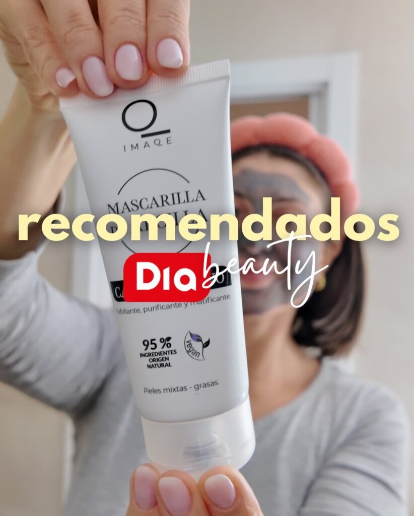Alba García Diez mostrando una mascarilla facial de la marca Dia Beauty mientras aplica el producto en su rostro.