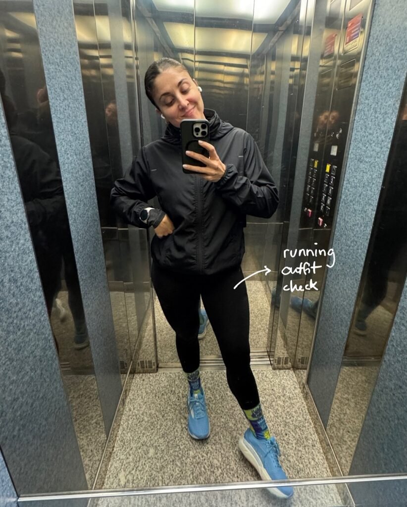 Alba García Diez posando en un ascensor con outfit deportivo para correr, mostrando su estilo fitness.