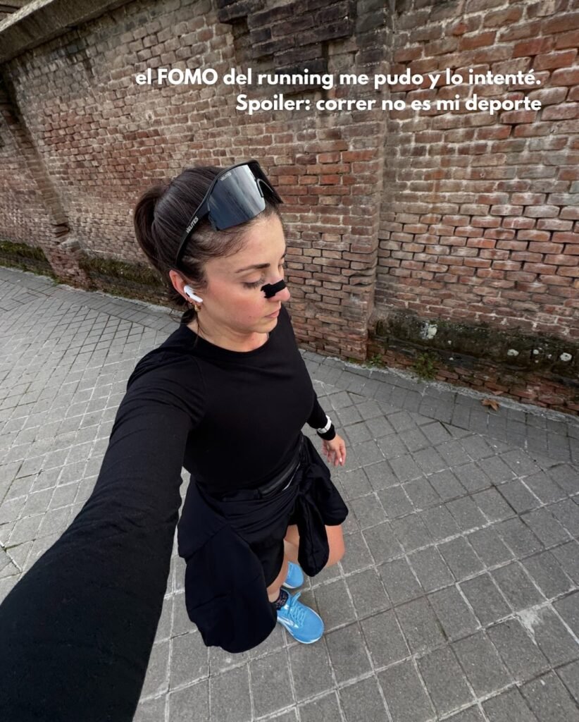 Alba García Diez corriendo al aire libre, con gafas de sol y ropa deportiva, mostrando su actitud positiva hacia el ejercicio.