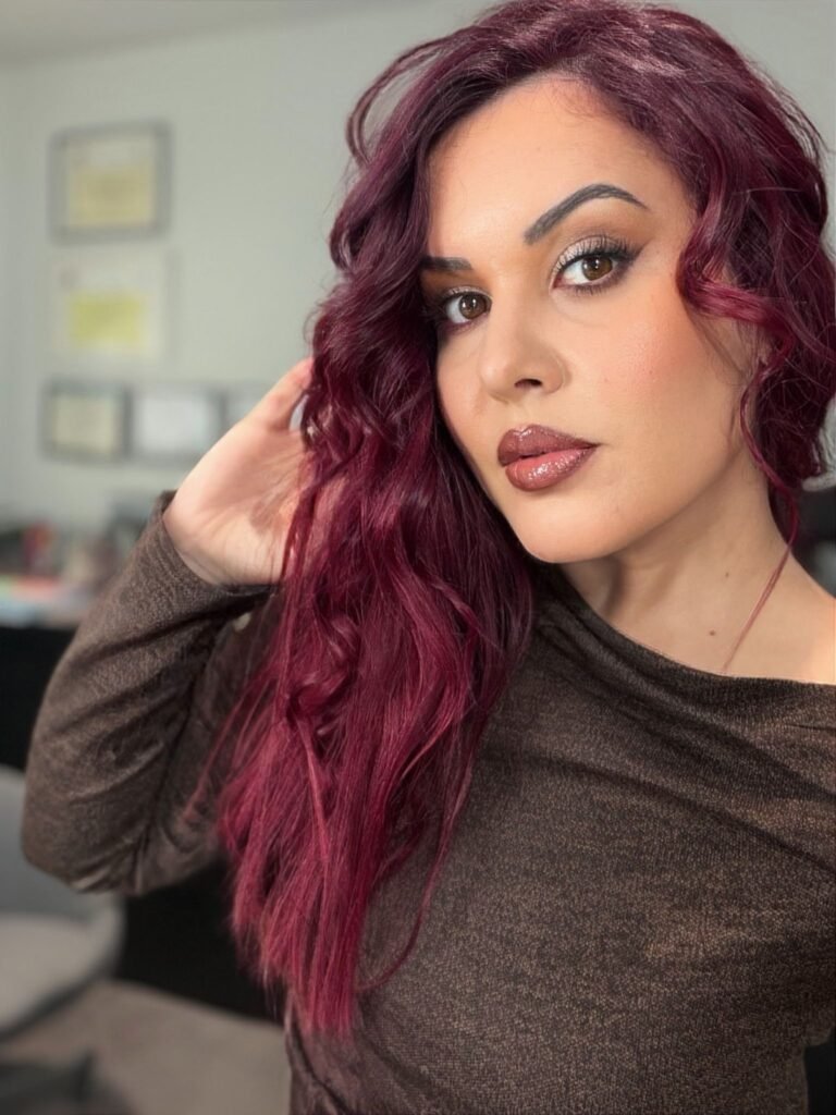 Agencia de marketing digital Brilla Influencers y Comunicación, Ana Crespo Torres con cabello rojo y maquillaje profesional, posando en primer plano.