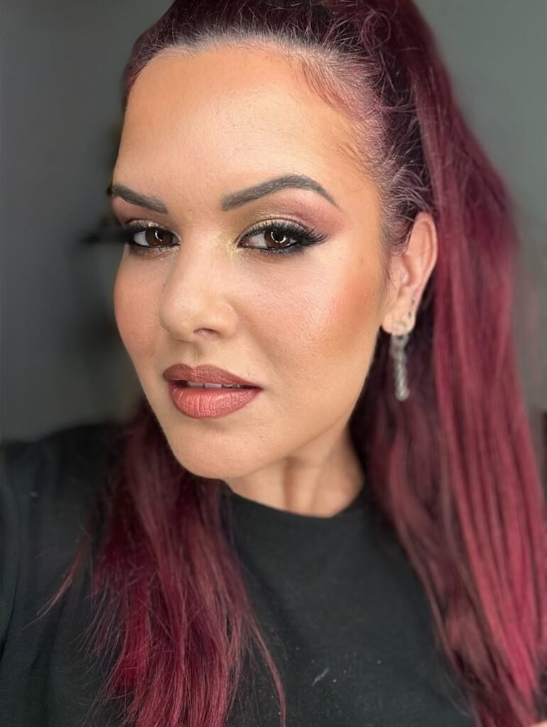 Agencia de marketing digital Brilla Influencers y Comunicación, Ana Crespo Torres con maquillaje destacado y cabello rojo, posando con expresión natural.