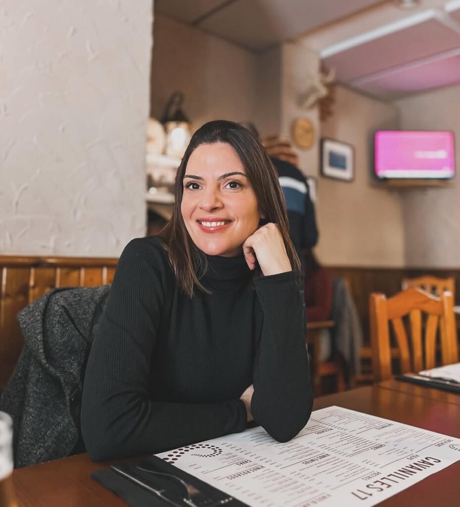 Ana Mayor Camarena UGC en restaurante lifestyle para Agencia de marketing digital Brilla Influencers y Comunicación