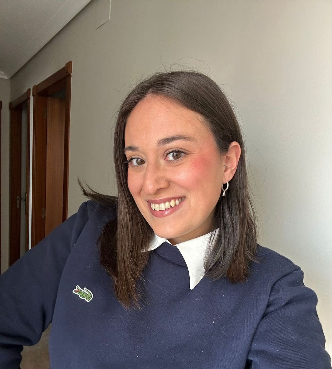 Ana Medel, influencer UGC con estilo elegante y natural, vestida con un suéter Lacoste.