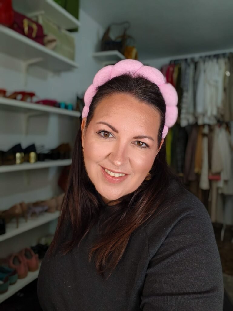 Andrea Diez Perales UGC con diadema rosa en vestidor organizado Agencia de marketing digital Brilla influencers y comunicación