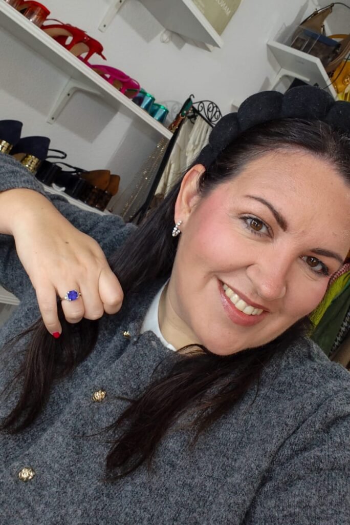 Andrea Diez Perales UGC en vestidor mostrando anillo contenido moda y lifestyle Agencia de marketing digital Brilla influencers y comunicación