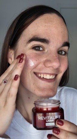 Ane Ajuria aplicando Revitalift Laser cream - Agencia de marketing digital Brilla influencers y Comunicación