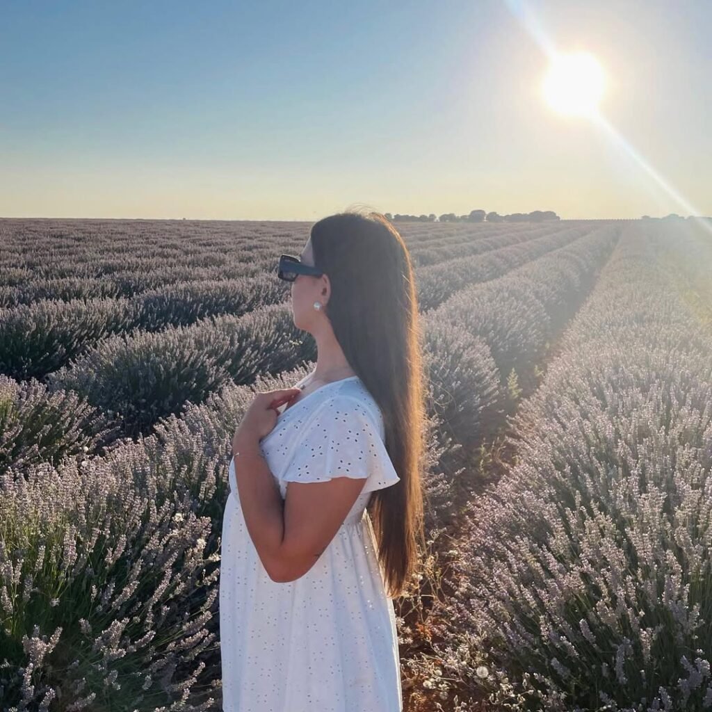 Creadora UGC Angela Castro en campo de lavanda, capturando un momento de maternidad y serenidad.