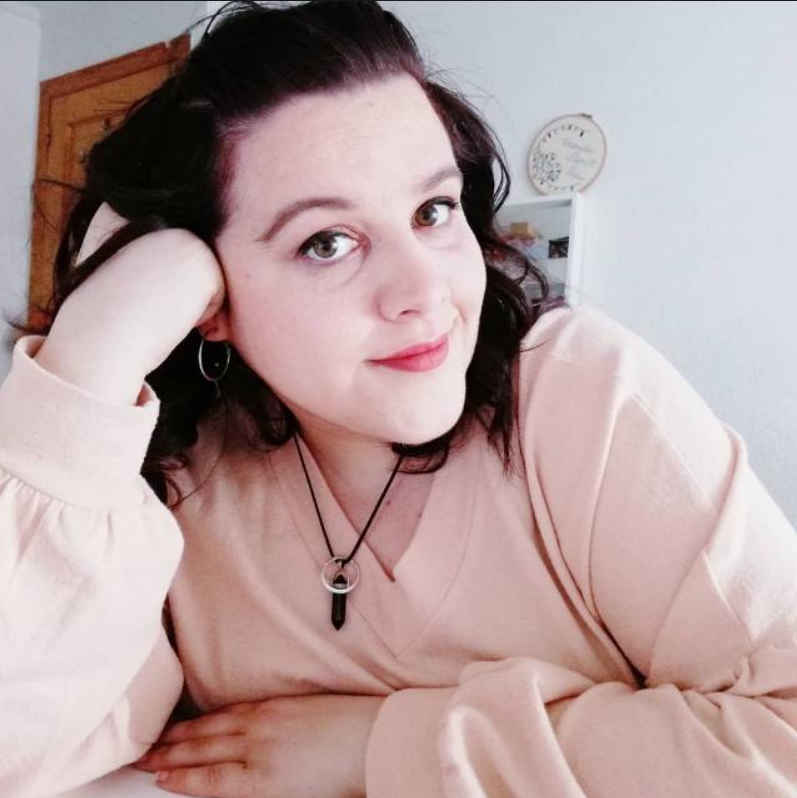 Foto de Carmen Jopo, creadora de contenido mostrando su estilo personal.