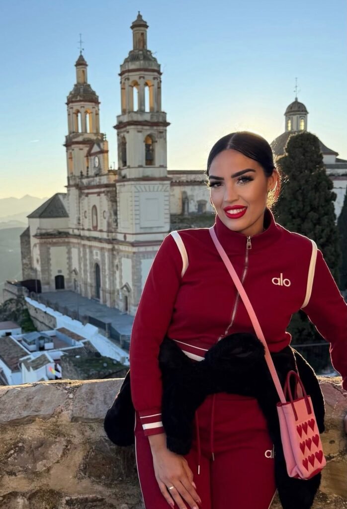 Carolina Vera con look deportivo rojo - UGC