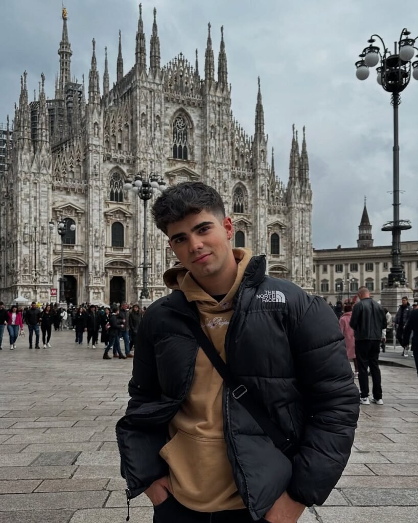 Diego García Bolufer UGC en Milán frente a la catedral para Agencia de marketing digital Brilla Influencers y Comunicación