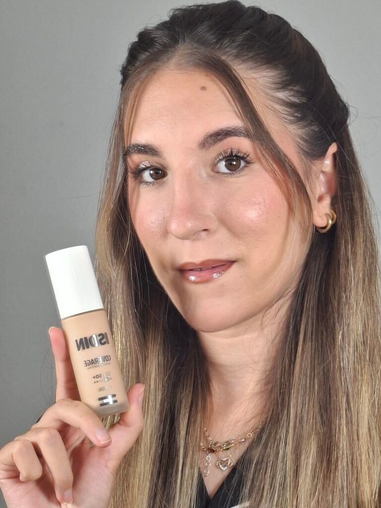 Encarnita Iniesta UGC lifestyle mostrando maquillaje para Agencia de marketing digital Brilla Influencers y Comunicación