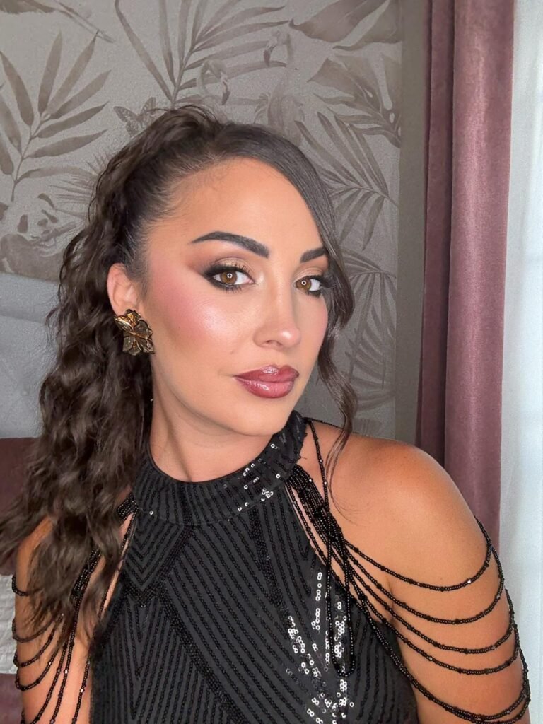 Isamar Florido Álvarez con maquillaje elegante y un vestido de lentejuelas negras, posando con un fondo suave. Agencia de marketing digital Brilla Influencers y Comunicación.