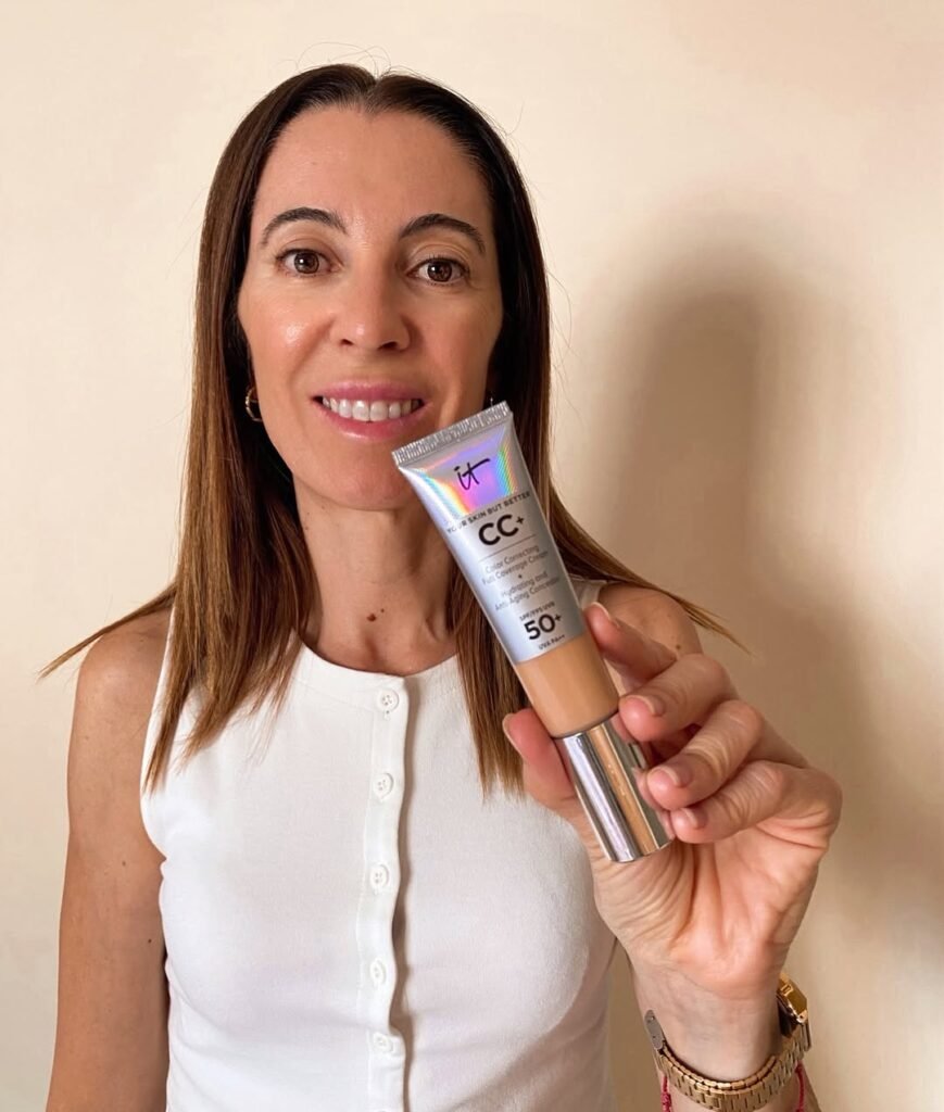 Judit Pascual mostrando producto de skincare en primer plano, contenido UGC para la Agencia de marketing digital Brilla Influencers y Comunicación