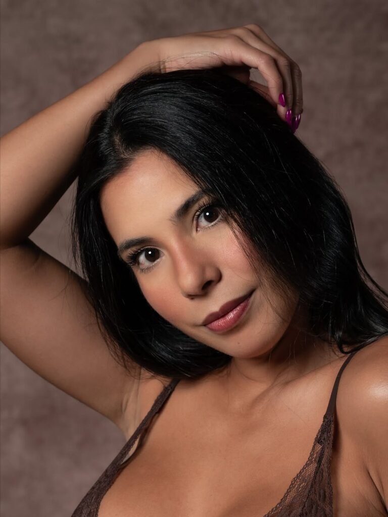 Laura Rojas posando con una mirada directa, mostrando su estilo natural y sofisticado. Agencia de marketing digital Brilla Influencers y Comunicación.