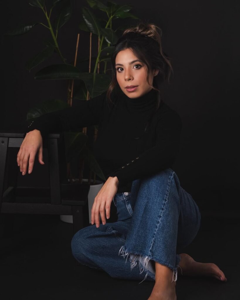 Laura Rojas posando en un estudio con planta de fondo, en un estilo natural y relajado. Agencia de marketing digital Brilla Influencers y Comunicación.