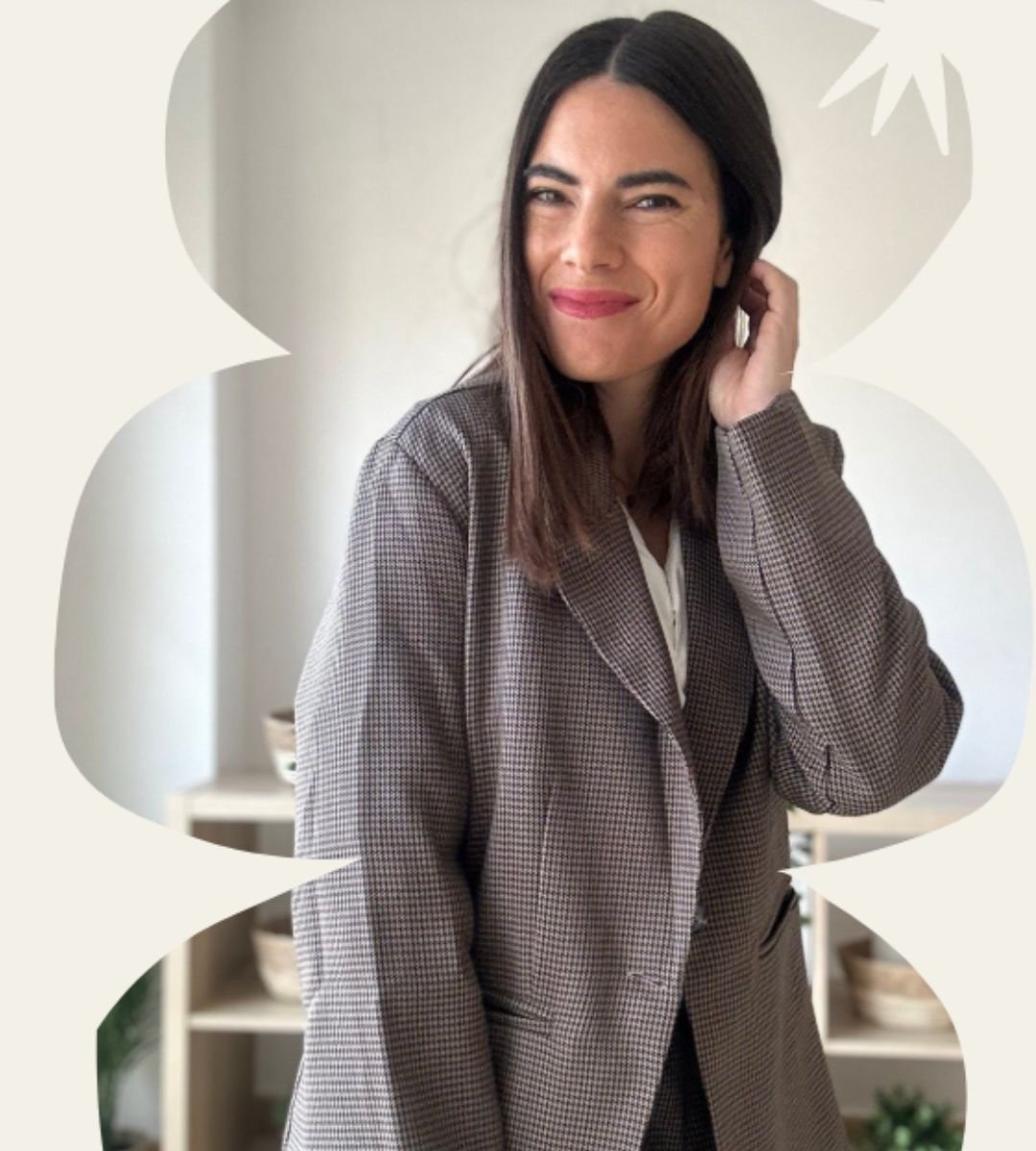 Laura Toledo, creadora de contenido UGC, posando con un blazers a cuadros, con un estilo casual y elegante.