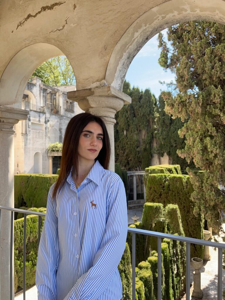 Lucía Fernández creadora UGC posando para su perfil profesional en Brilla Influencers y Comunicación