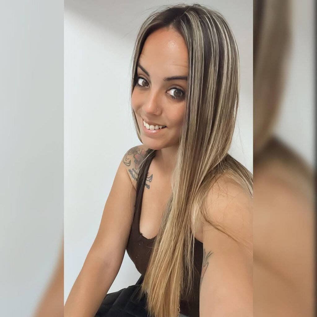 Maite Gañan UGC con cabello largo y sonriente Agencia de marketing digital Brilla influencers y comunicación