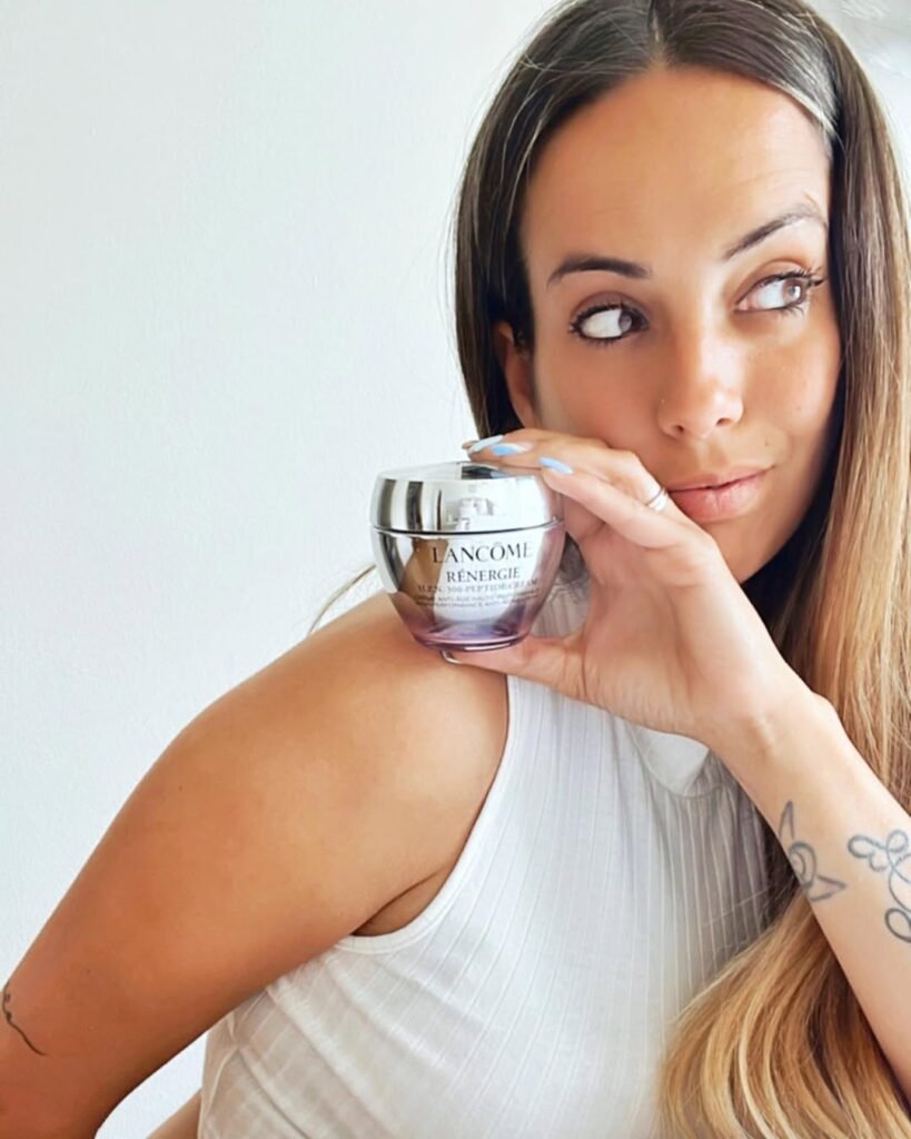 Maite Gañan UGC mostrando crema de Lancôme Agencia de marketing digital Brilla influencers y comunicación