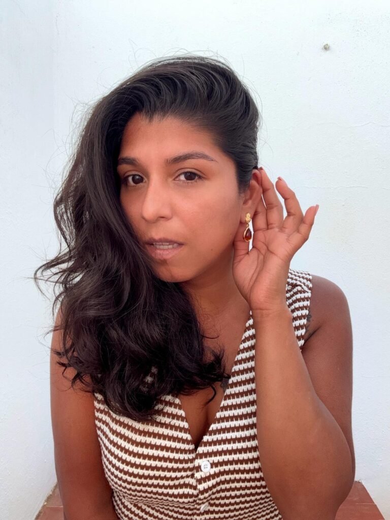 Mar Fontdecaba creadora UGC de belleza y lifestyle mostrando pendientes en contenido para marcas.