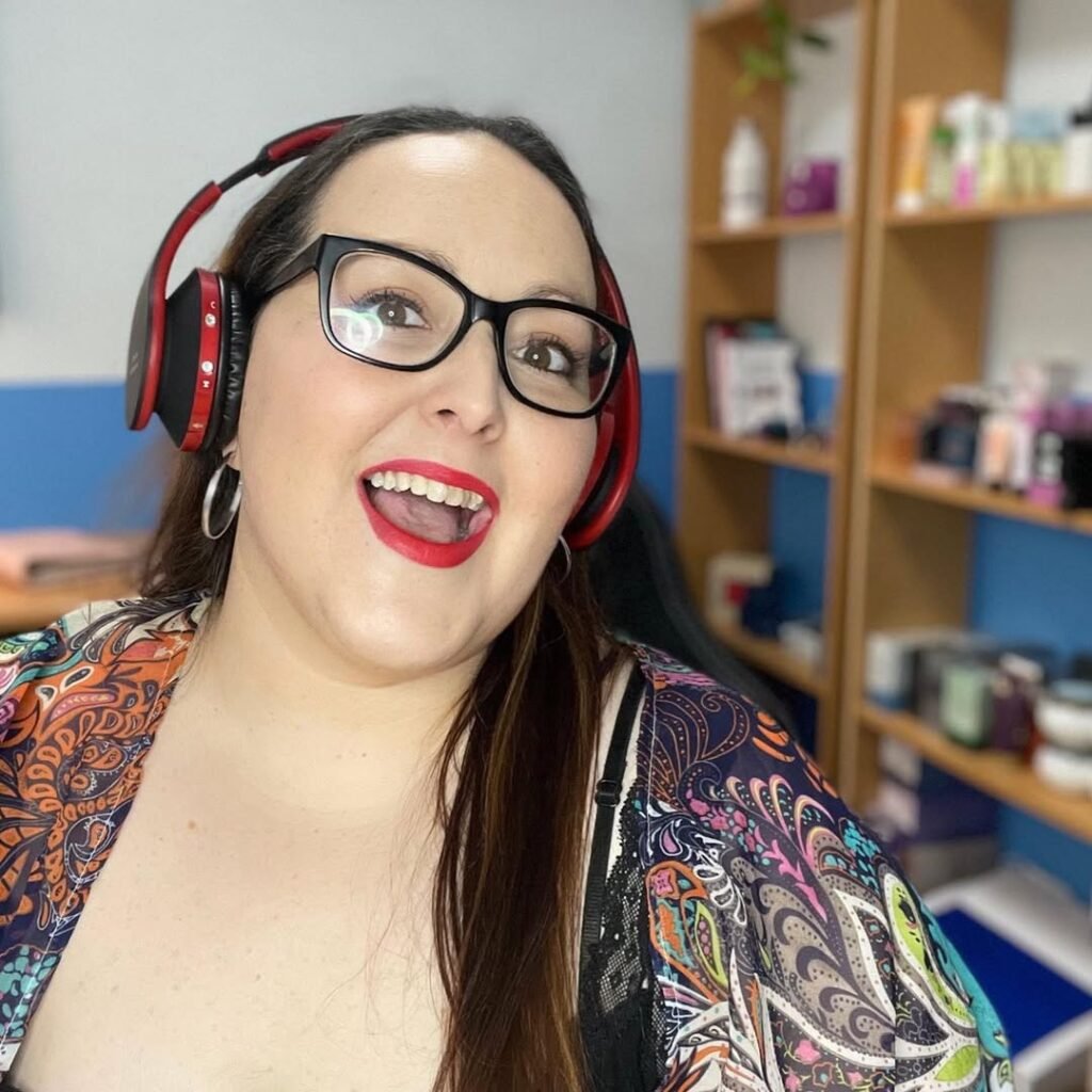 Mari Carmen Poveda usando auriculares y sonriendo - Agencia de marketing digital Brilla influencers y Comunicación