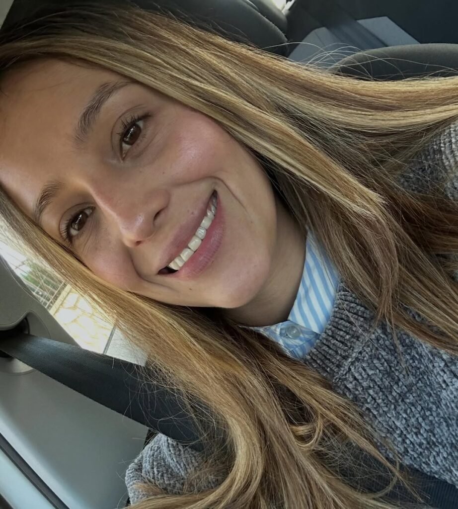 Maria Fernanda Hernandez sonriendo en el coche, imagen lifestyle para la Agencia de marketing digital Brilla Influencers y Comunicación