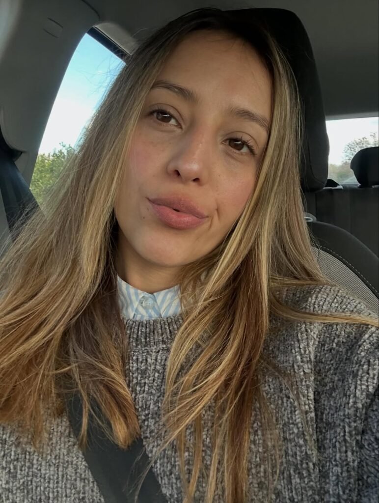 Maria Fernanda Hernandez en selfie dentro del coche, mostrando un estilo natural y cercano para la Agencia de marketing digital Brilla Influencers y Comunicación