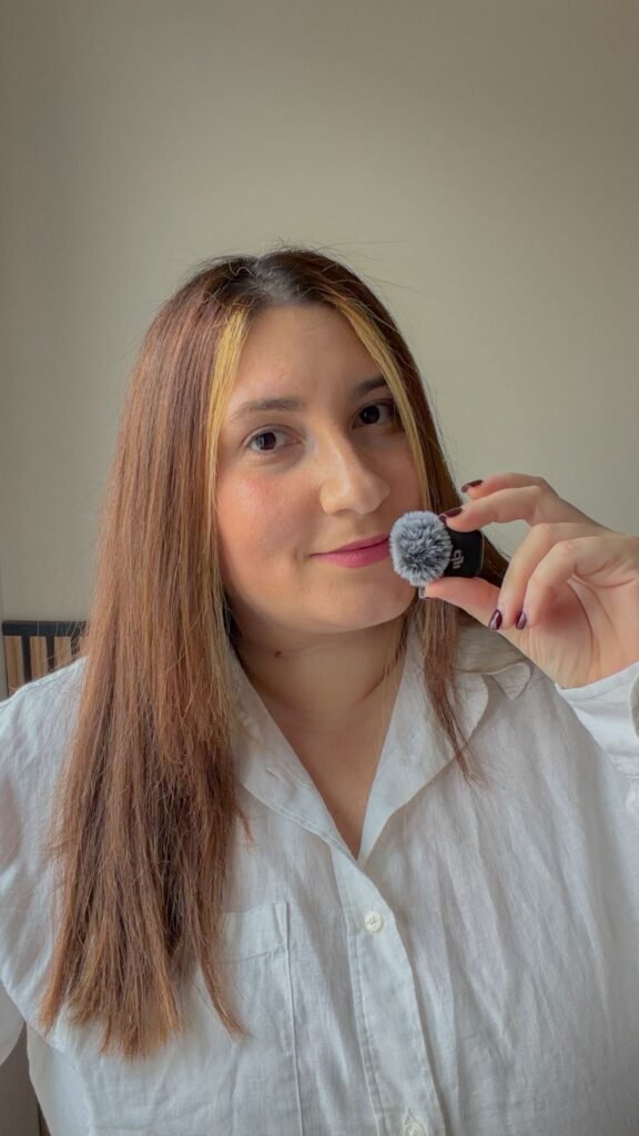 Mariana Samele creadora UGC grabando contenido con micrófono profesional