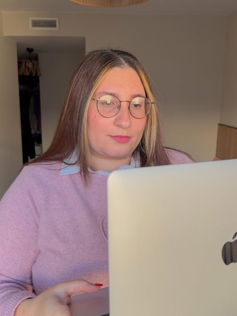 Mariana Samele creadora de contenido trabajando en portátil