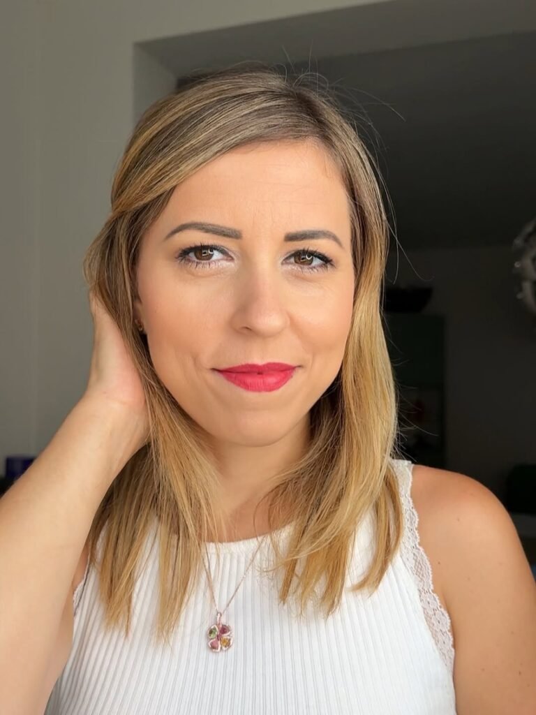 Mírela Radu Radu posando con maquillaje natural y labios rojos, mostrando un estilo elegante y cercano. Agencia de marketing digital Brilla Influencers y Comunicación.