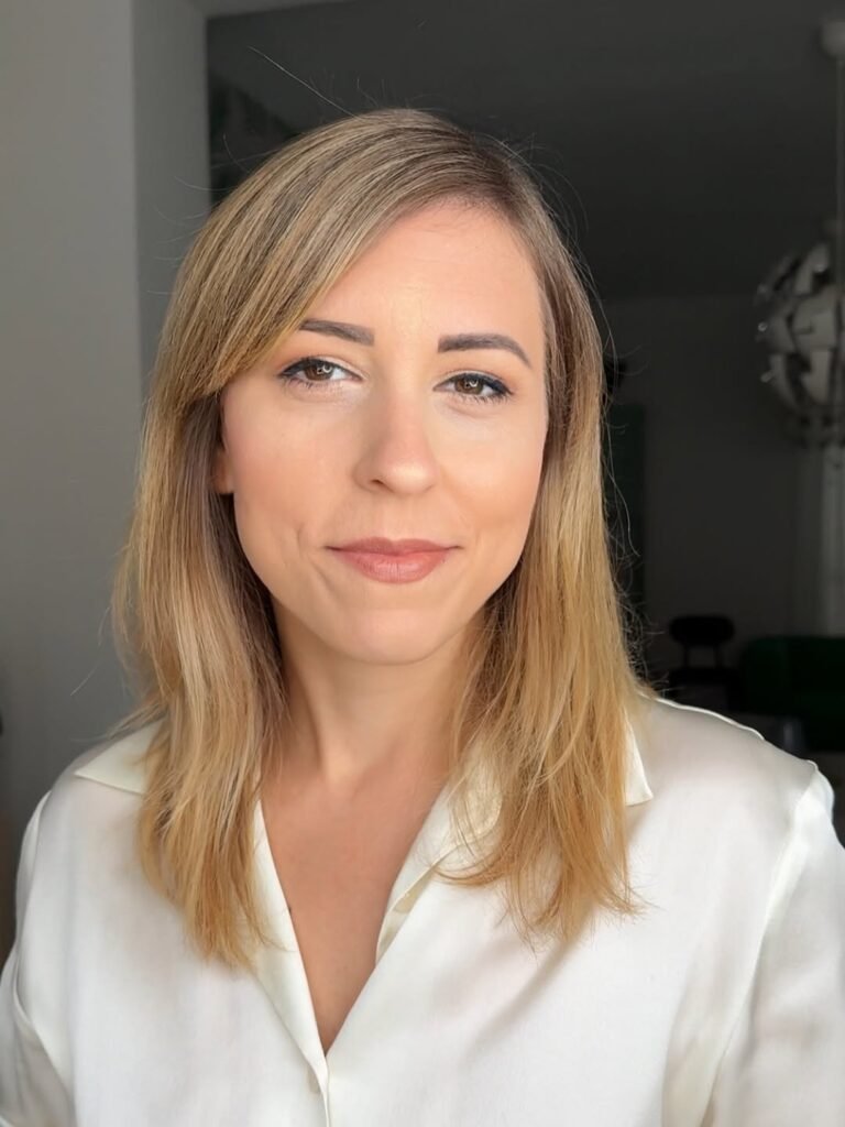 Mírela Radu Radu con look natural y maquillaje suave en primer plano. Agencia de marketing digital Brilla Influencers y Comunicación.