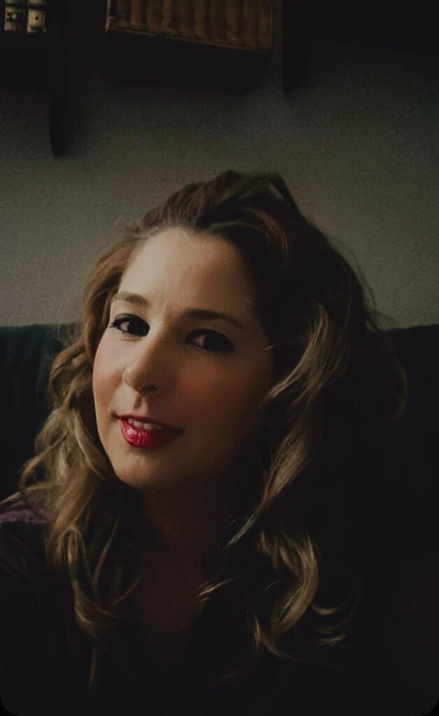 UGC Miriam Garcia Fernandez en retrato con maquillaje y estilo elegante en interior. Imagen de la Agencia de marketing digital Brilla influencers y Comunicación.